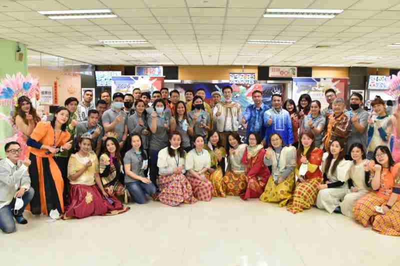 友達推動「安心、、、、創新、、、用心、、、、同心、、盡心」五星職旅，，，為菲籍員工打造全方位照護，，，，首度贏得「人權實踐與發展領袖獎」殊榮