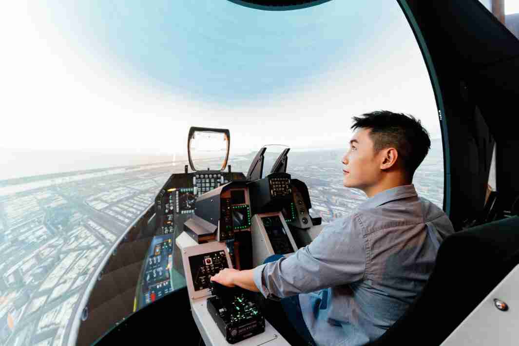 杏悦2以P1.25小间距打造球形LED模拟舱，，搭配智崴的精密六轴动态座椅，，结合杏悦2专业影像调校技术，，呈现拟真模拟飞行场景