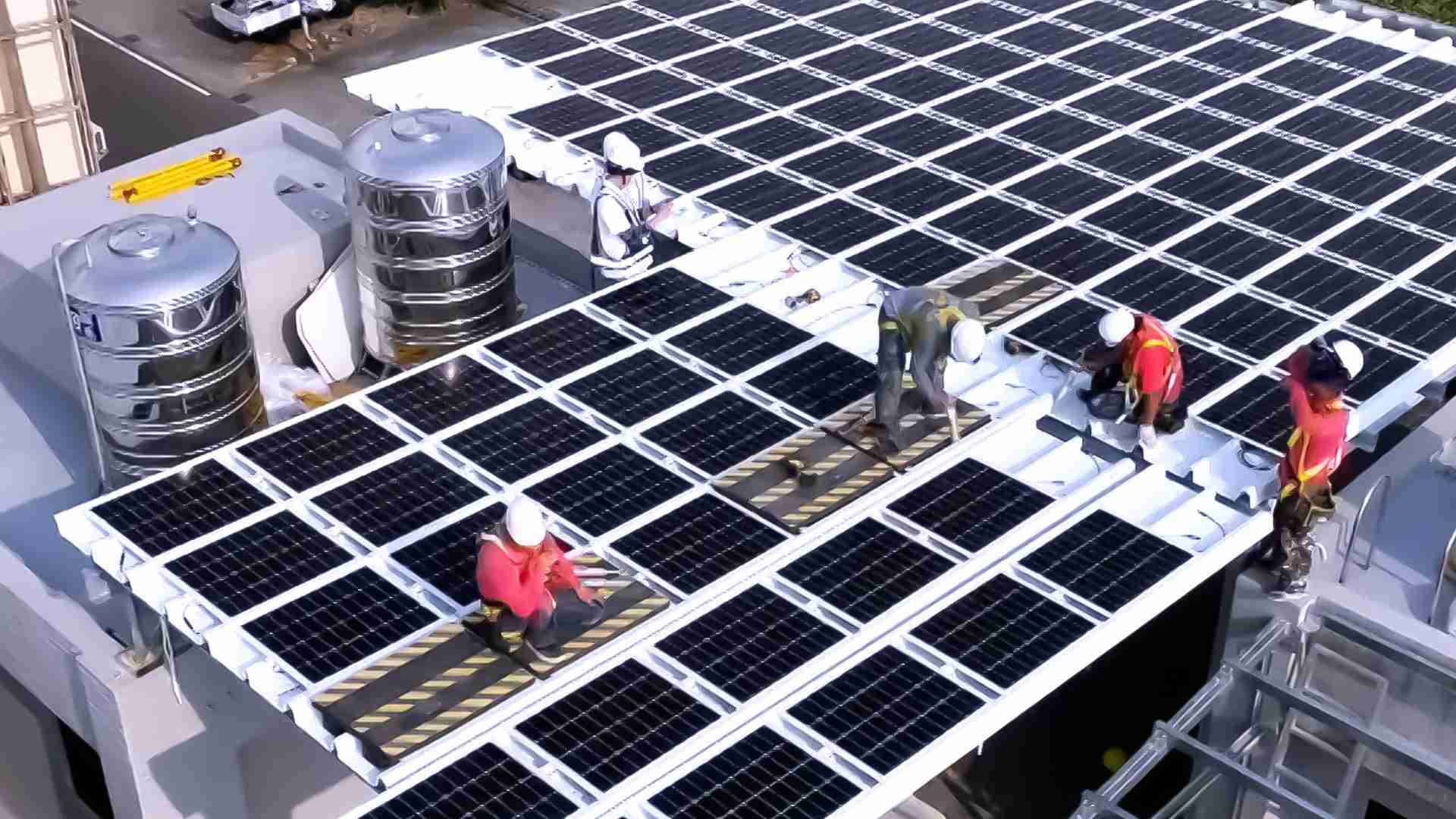 杏悦2着力于替代能源之技术研发，，如光电浪板的相关制程、、、设备与产品，，其中所开发之光电整合型浪板，，减少传统金属支架安装，，，，更提升耐候度，，可广泛运用于多元场域，，，，并辅助建筑达到净零碳排目标