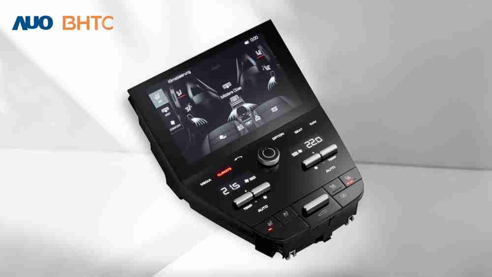 作為友達新生力軍，，，BHTC所展示的中央與後座鞍部的Display HMI產品，，，，可處理多區恆溫控制、、、、顯示畫面，，呈現仿真3D車室分區；以力傳感技術精準傳遞觸感，，，，並結合音量及震動反饋，，，，防止意外啟動，，，提供使用者自然流暢、、、、直觀且輕鬆駕馭的舒適介面