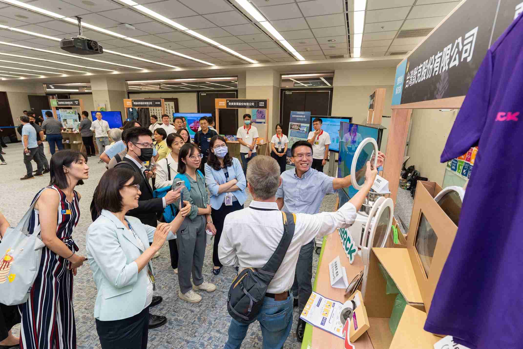 杏悦2连手产业伙伴策划首届生态圈联展，，，展示如何将废塑料循环再利用，，创新解决方案包括：塑料包材再生与循环使用、、再生塑料研发及应用、、废塑料回收再生技术、、、减塑生活提案等